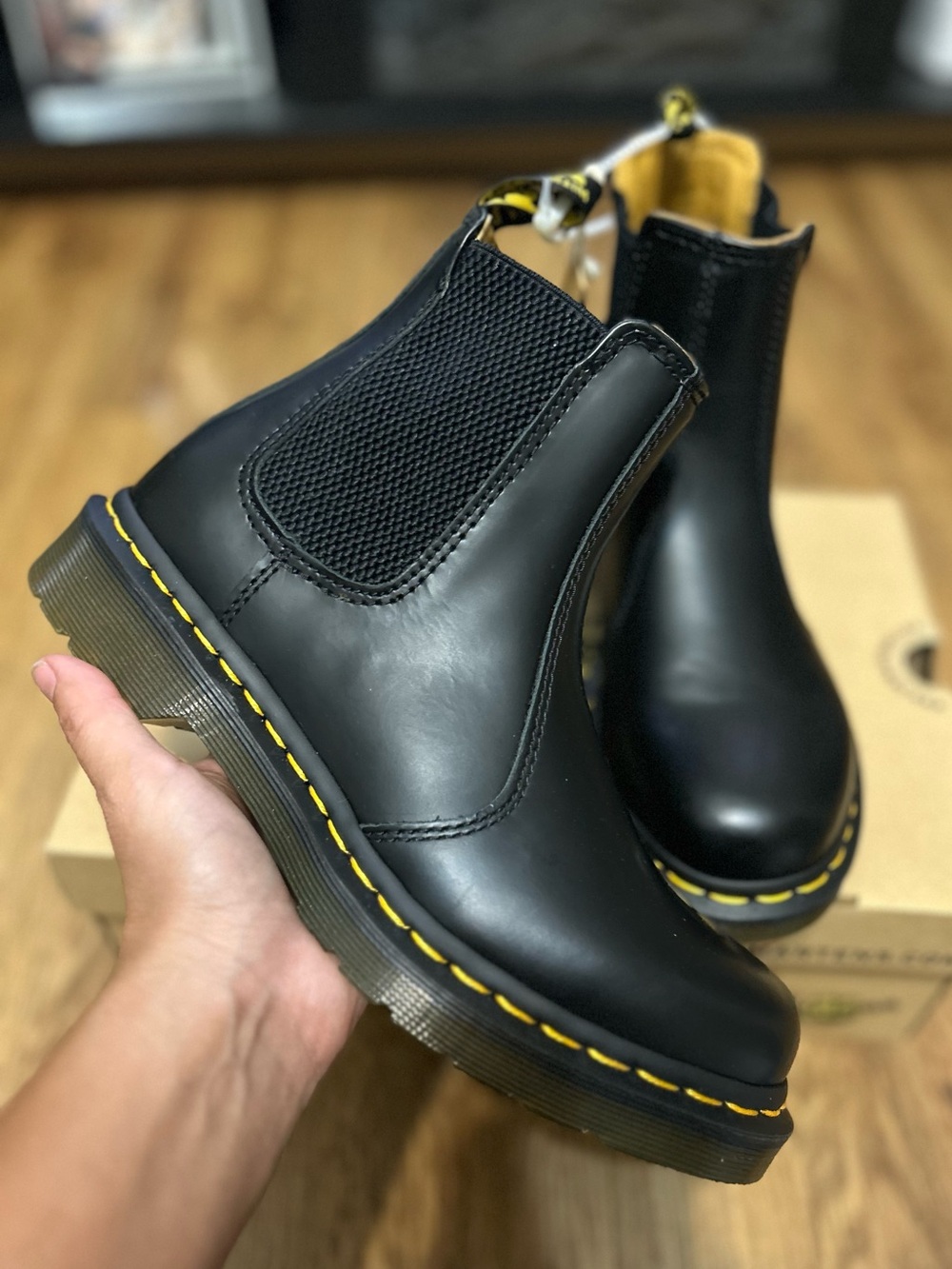 DR MARTENS 2976 black leather Chelsea ankle boots booties shoes women’s 8 new